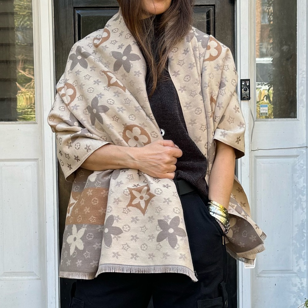FABULOUS REVERSIBLE SCARF POSH LIVE LISTING - Picture 1 of 6